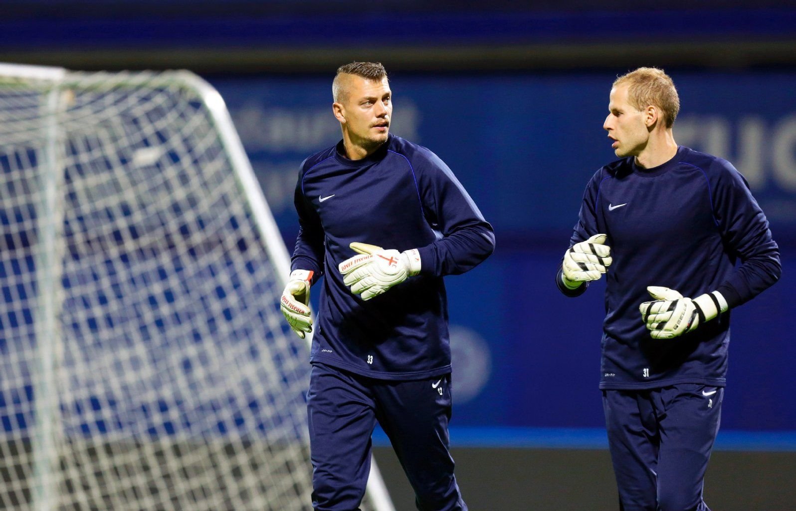 Alexander Walke (l.) und Peter Gulacsi (r.) wärmen sich 2014 beim Training des FC Red Bull Salzburg in Kroatien auf.