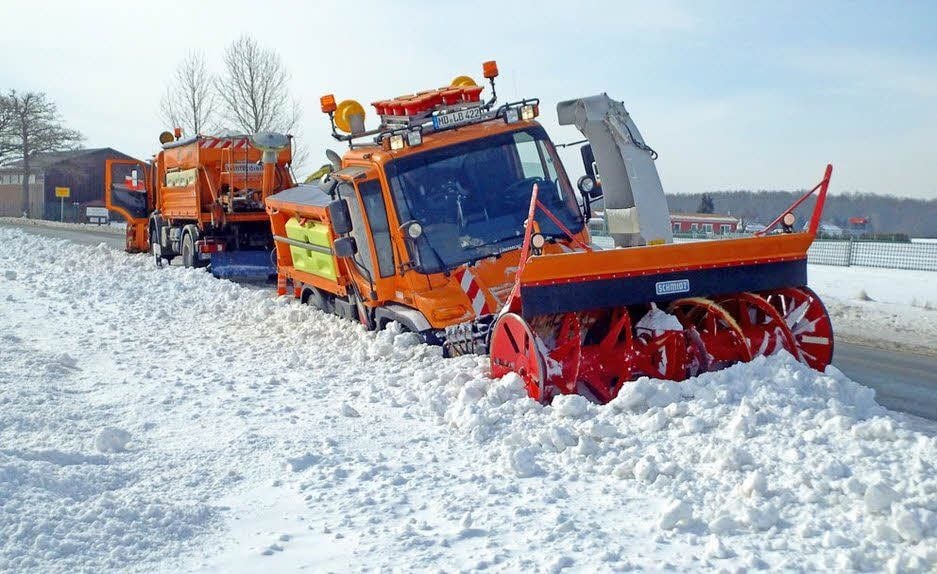 Musste von den Kollegen aus dem Schnee gezogen werden: die Schneefräse der Straßenmeisterei Harzgerode.