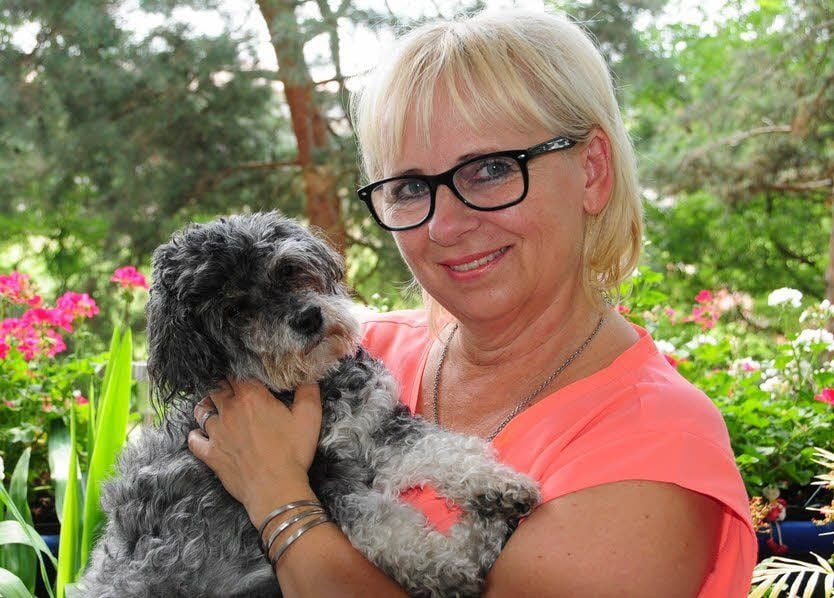 Corina Milbradt mit ihrem Bolonka Zwetna namens Willy. Vor wenigen Tagen hatte er seinen 20. Geburtstag.