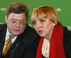 Die Grünen-Parteivorsitzenden Reinhard Bütikofer und Claudia Roth unterhalten sich am Montag (23. Januar 2006) in Berlin vor der Sitzung des Parteirates. (Foto: dpa)