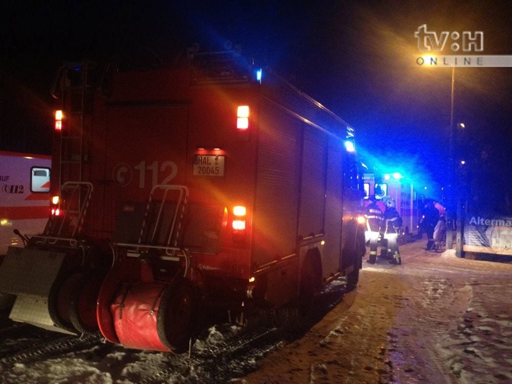 Einsatzkräfte der Feuerwehr und Polizei sind an der Unfallstelle in der Walstraße.