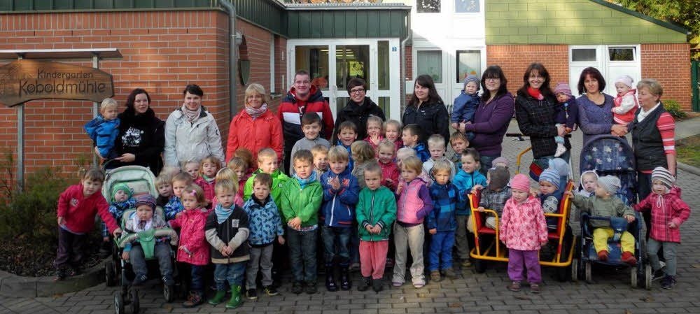 Jessener „Kobolde“ stehen vor ihrer Einrichtung, gemeinsam mit den Erzieherinnen und Unterstützern.