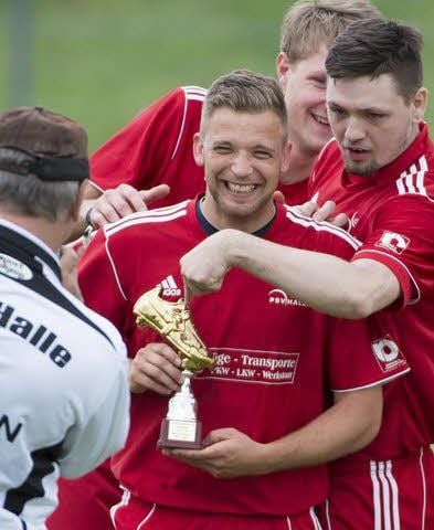 Hannich (Mitte) feiert mit dem Pokal des Torschützenkönigs.