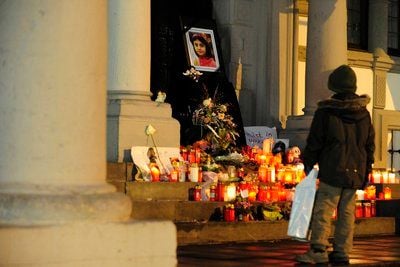 Ein Junge betrachtet am 04.02.09 in Paderborn vor dem alten Rathaus Kerzen, Blumen, Stofftiere und Briefe, die zum Gedenken an die vor rund drei Wochen ermordete Kardelen K. dort abgelegt wurden. (FOTO: DPA)