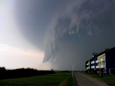 Eine Windhose, die die Düne vor Helgoland verwüstete, aufgenommen am 12.07.10 über der Nordseeinsel Helgoland. (FOTO: DDP)