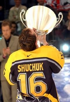 Der Krefelder Mannschaftskapitän Gary Shuchuk jubelt mit dem gewonnenen Pokal nach dem fünften Play-Off-Spiel um die Deutsche Meisterschaft im Eishockey zwischen den Kölner Haien und den Krefelder Pinguinen am Montag (21.04.2003) in der KölnArena in Köln. Die Pinguine gewannen das entscheidende Spiel mit 3:1. (Foto: dpa)