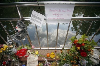 Blumen liegen an jenem Teich in Leipzig, in dem die Leiche der achtjährigen Michelle gefunden wurde (FOTO: DPA)