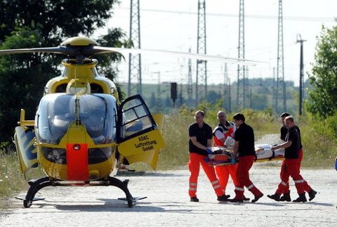 Ein Rettungshubschrauber steht bereit um mit dem 15-jährigen Verletzten abzuheben. (FOTO: GÜNTER BAUER)