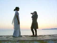 Die Fotografin Anita Khemka (r.) porträtiert im neuen Kinofilm «Between the Lines - Indiens drittes Geschlecht» einen Eunuchen. (Foto: dpa)