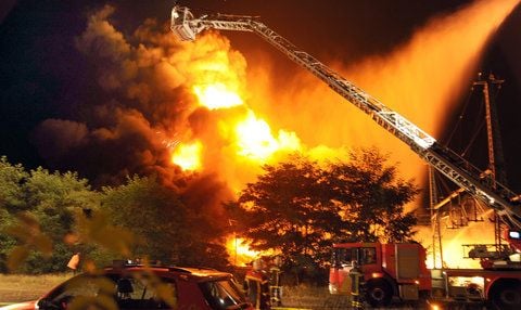Feuerwehrleute löschen am Freitagmorgen in Hannover-Vinnhorst das brennendes Lager für Kunststoffabfälle eines Autozulieferers. Auf dem Gelände war in der Nacht zum Freitag ein Feuer ausgebrochen. (FOTO: DPA)