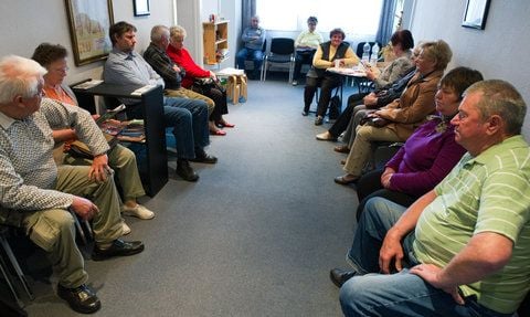 Patienten sitzen im Mai 2010 in einem Wartezimmer einer ländlichen Arztpraxis in Briesen (Brandenburg). Die seit vier Jahren geschlossene Landarztpraxis in Brüssow wird jetzt wieder geöffnet. (FOTO: DPA)