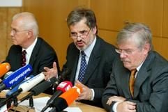 Prof. Dr. Dieter Krause, Chef der Rechtsmedizin, Prof. Dr. Bernhard Bogerts, Leiter des Universitätsinstituts für Psychiatrie, Psychotherapie und Psychosomatische Medizin und Prof. Dr. Klaus Erich Pollmann, Rektor der Universität (von links) am Dienstag (12.11.2002) während einer Pressekonferenz in der Otto-von-Guericke-Universität in Magdeburg. Bogerts hat Vorwürfe zu illegalen Untersuchungen an dem Gehirn der toten RAF-Terroristin Ulrike Meinhof zurückgewiesen. Er habe einen klaren Auftrag zur Nachuntersuchung von einem Kollegen aus Tübingen erhalten, erklärte Bogerts am Dienstag in Magdeburg. Das Gehirn der seit 26 Jahren toten Meinhof sei 1997 nach Magdeburg gebracht worden. Angehörige von Meinhof hatten vergangene Woche mitgeteilt, dass das Gehirn nicht wie bisher angenommen mit dem Leichnam beerdigt wurde, sondern in Magdeburg ist. Meinhof hatte sich 1976 das Leben genommen. dpa/lah)