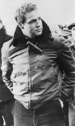 Marlon Brando in einer Szene des Films «Die Faust im Nacken» (1954). Der zweifache Oscar-Preisträger starb nach am 1. Juli 2004 in Los Angeles. Er wurde 80 Jahre alt. (Foto: dpa)