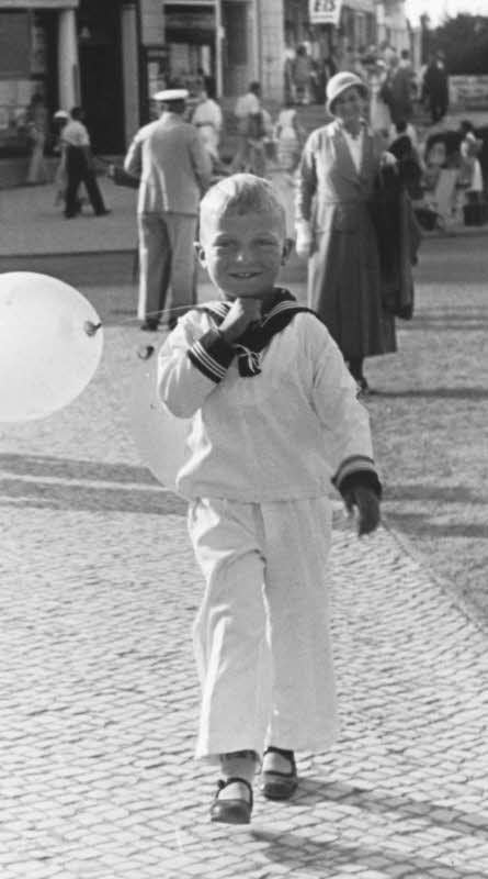 Gerhard Dünnhaupt als Kind im Matrosenkostüm in seiner Geburtsstadt Bernburg. Im Hintergrund ist seine Oma zu sehen.