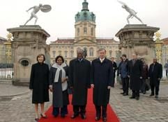 Bundespräsident Köhler (r.) und seine Frau Eva (l.) empfangen den Präsidenten der Republik Namibia, Hifikepunye Pohamba (2.v.r.) und dessen Frau Penehupifo Pohamba (2.v.l.) vor dem Schloss Charlottenburg. (Foto: dpa)