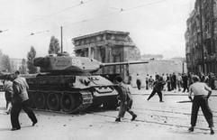 Demonstranten werfen am 17.6.1953 in Berlin mit Steinen nach russischen Panzern. (Foto: dpa-Archiv)