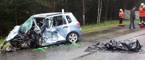 Das Wrack eines Pkw und ein abgedeckter Leichnam liegen am 04.07.2010 auf der Bundesstraße bei Dolle in Sachsen-Anhalt. (FOTO: DPA)