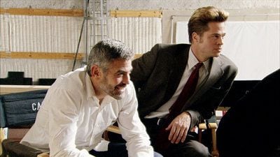 Harry Pfarrer (George Clooney, links) und Chad Feldheimer (Brad Pitt) spielen in "Burn After Reading - Wer verbrennt sich hier die Finger?" mit. (Foto: dpa)