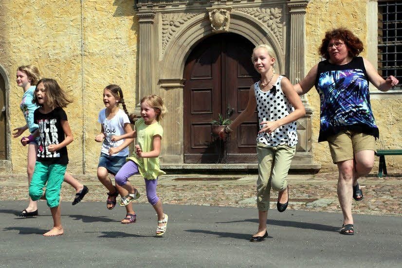 Alte Spiele standen auf dem Plan beim Ferienspaß in der Lichtenburg. Hier heißt es: „Herr Fischer, Herr Fischer, wie tief ist das Wasser.“