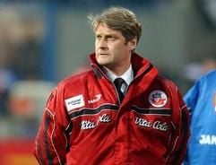 Rostocks Trainer Armin Veh muss mit einer arg dezimierten Mannschaft auskommen. (Foto: dpa)