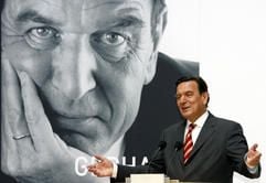 Gerhard Schröder vor Gerhard Schröder: Lachend zeigt sich Alt-Bundeskanzler am Donnerstag (26. Oktober) während der Vorstellung seines Buches «Entscheidungen - Mein Leben in der Politik» in Berlin. (Foto: dpa)