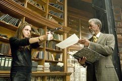 Fox (Angelina Jolie) hält eine Pistole in den Händen und schaut Sloan (Morgan Freeman) in einer Szene des Films «Wanted» (undatierte Filmszene) an. Das Action-Inferno basiert auf einem Comic und handelt von einem Beamten, der erfährt, dass sein Vater ein Berufskiller ist. Nach dem Tod des Vaters lässt er sich vom Auftragsmörder Sloan zum Schurken ausbilden. Der Film kommt am 04. September in die deutschen Kinos. Foto: Universal
