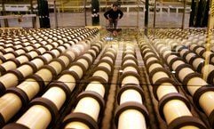 In der Guardian Flachglas GmbH in Thalheim bei Wolfen kontrolliert ein Mitarbeiter auf der automatischen Anlage ankommendes Glas. Flachglas aus Sachsen-Anhalt erfreut sich nach Firmenangaben zunehmender Nachfrage national und international. Für 190 Millionen Euro wollen jetzt die niederländische Scheuten Gruppe und der niedersächsische Glasproduzent Interpane gemeinsam ein neues Flachglaswerk bei Magdeburg errichten. (Foto: dpa)