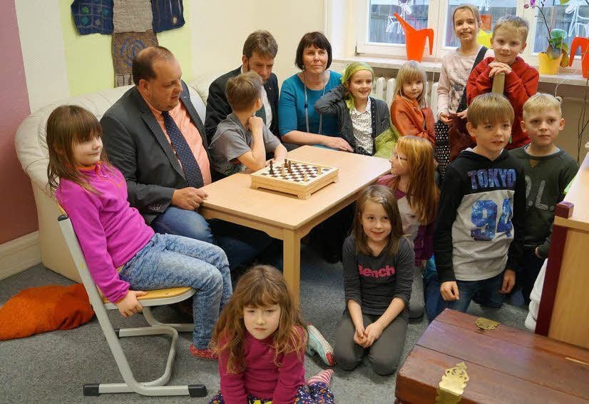 Der Neinstedter Stiftungsvorstand Stephan Zwick (links) und der Ilsenburger Bürgermeister Denis Loeffke sind in der Evangelischen Grundschule zu Gast.