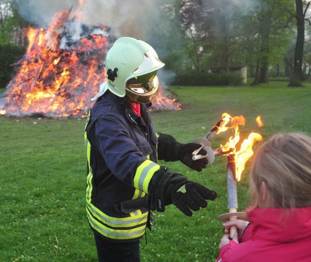 Es brennt! Jetzt können die jungen Feuerwehrleute aus Radis zeigen, was sie gelernt haben.