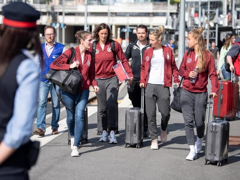 Mit Bus und Bahn geht es für die deutschen Fußballerinnen nach Valenciennes zum zweiten WM-Spiel gegen Spanien. Foto: Sebastian Gollnow
