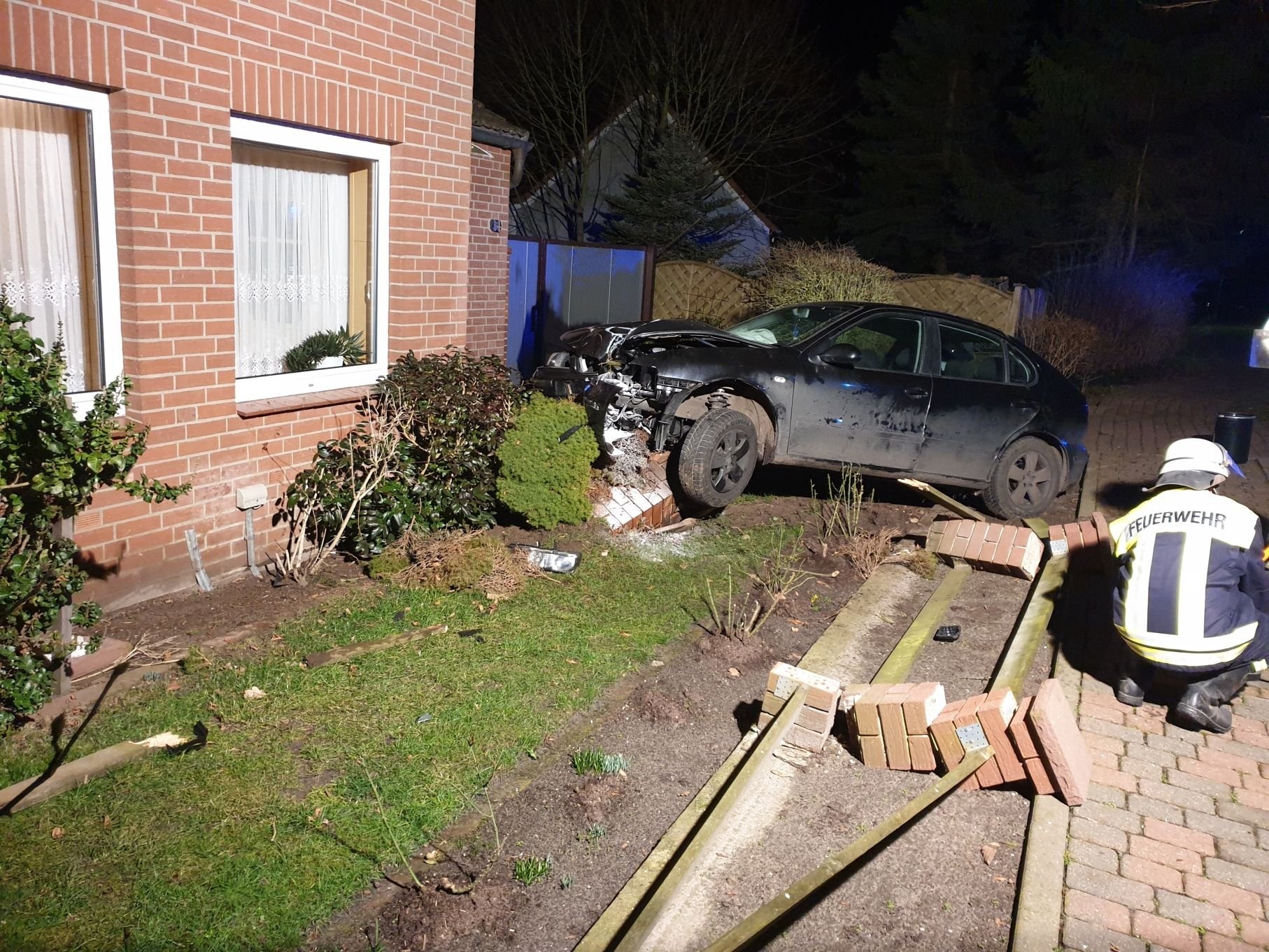 Am Mittwochabend hat ein Unbekannter in Winkelstedt (Dähre) im Altmarkkreis Salzwedel einen Unfall verursacht und sich anschließend unerlaubt von der Unfallstelle entfernt.