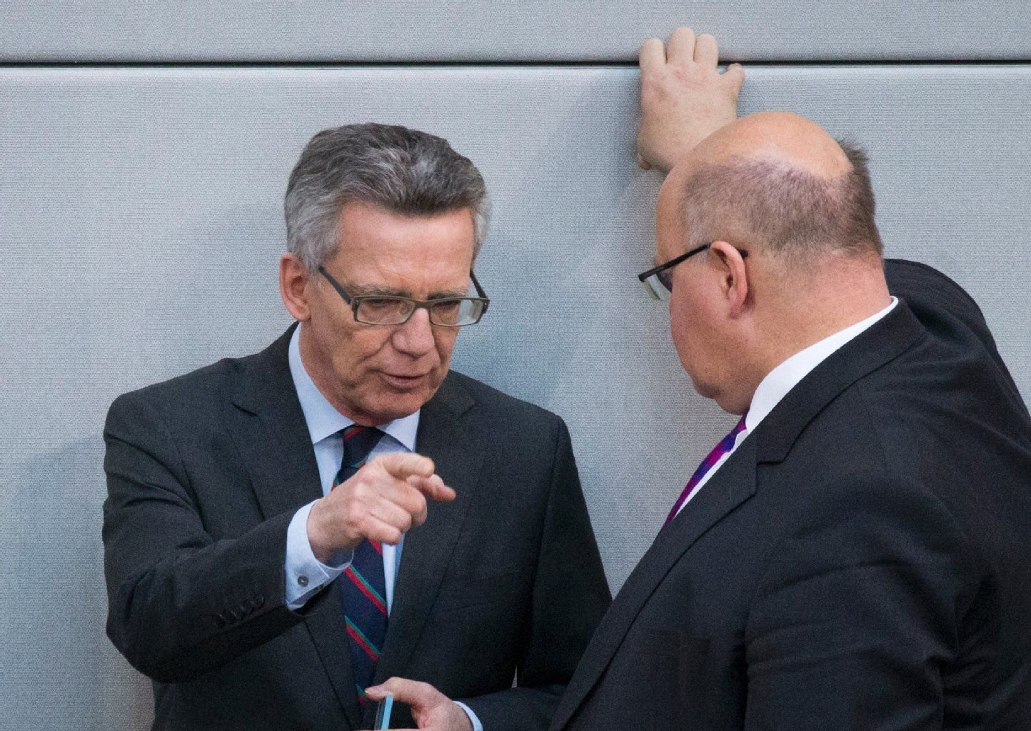 Innenminister Thomas de Maizière (l.) spricht mit Minister Peter Altmaier.