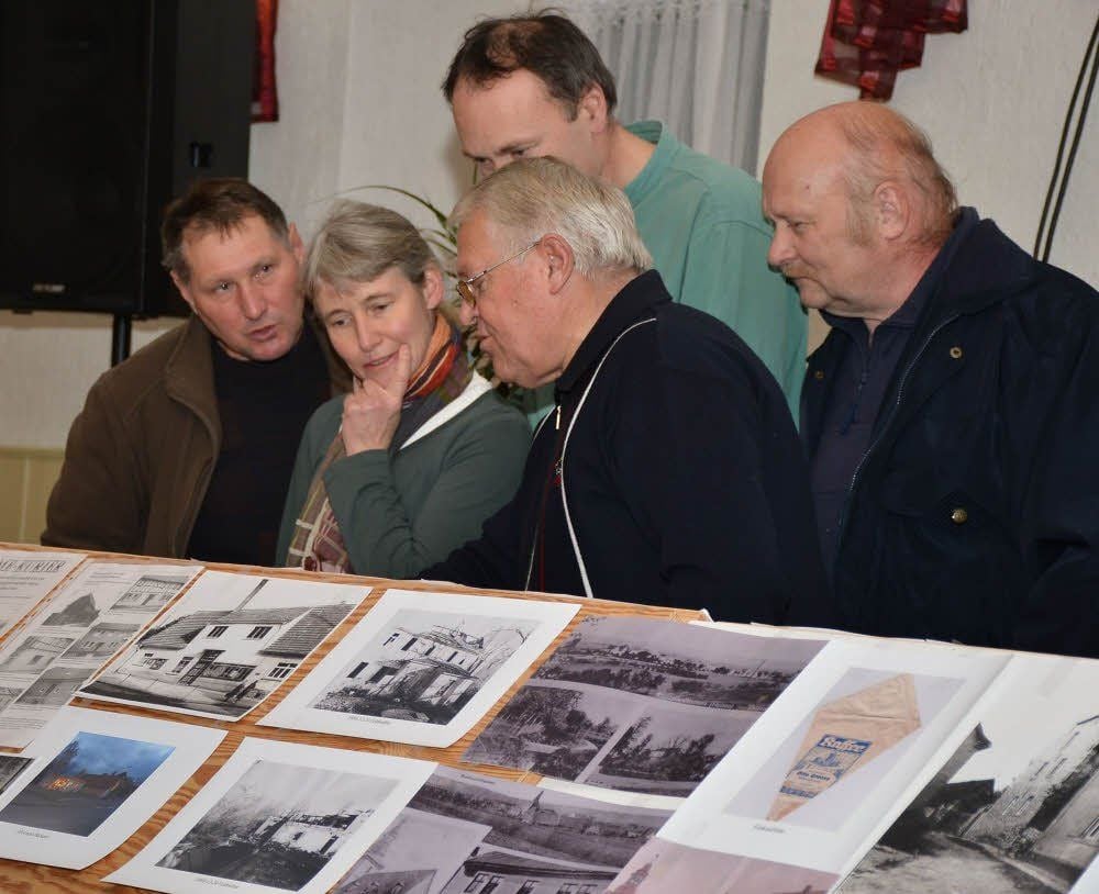 Gerhard und Petra Leißner (von links) entdeckten ihr Bild in der Fotogalerie. Sie waren 1979 das Prinzenpaar im Karnevalsumzug.