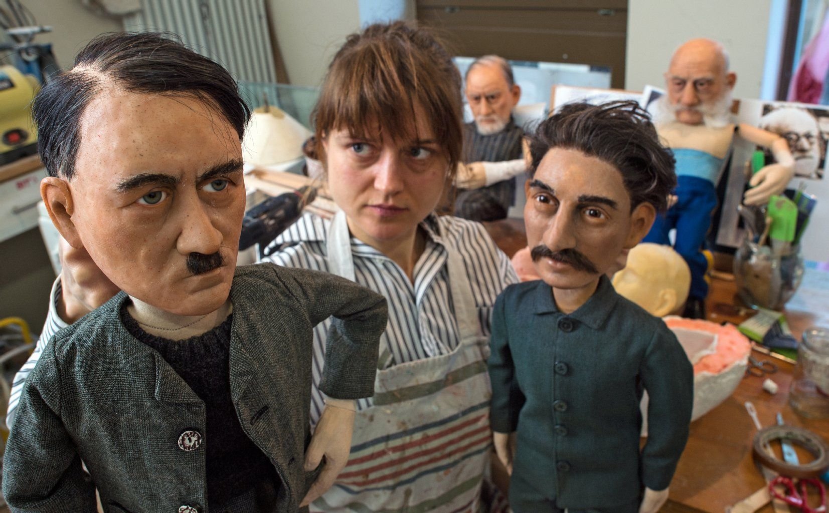 In der Werkstatt des Puppentheaters in Halle fertigt Louise Nowitzki Handspielpuppen für das Stück «1913 - Der Sommer des Jahrhunderts», darunter auch die Diktatoren Adolf Hitler und Josef Stalin.