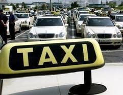 Taxis warten vor einem Bahnhof auf Fahrgäste. Vor sechs Jahren kostete der Liter Diesel knapp 70 Cent, inzwischen erreichen die Preise Werte über 1,14 Euro. (Archivfoto: dpa)
