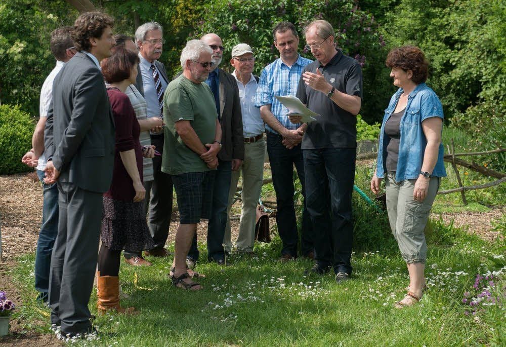 Josef Dahl (2.v.r.), Vorstandsvorsitzender der Bürgerstiftung Quedlinburg, übergab an vier Vereine die Erlöse aus den Zinserträgen aus dem Jahr 2013. Freuen konnte sich auch Ute Sibinski (r.) vom Ökogarten.