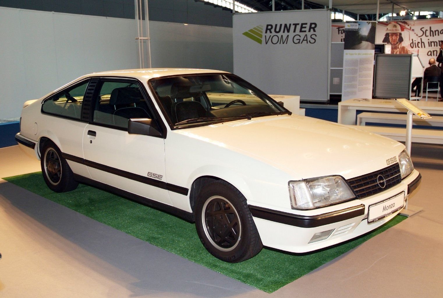 Auf der IAA 2013 stehen zwei Opel Monza: Die neue Studie des Herstellers und dieser Monza GSE, den Opel 1983 auf der IAA vorstellte.