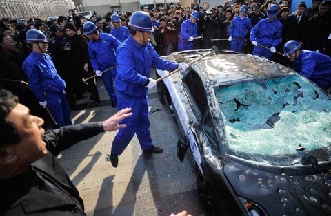 Am Welttag für Konsumentenrechte ließ der Besitzer die Karre in aller Öffentlichkeit zertrümmern. Der Lamborghini-Service hatte die Macken des Gallardos nicht in den Griff bekommen. (FOTO: DPA)