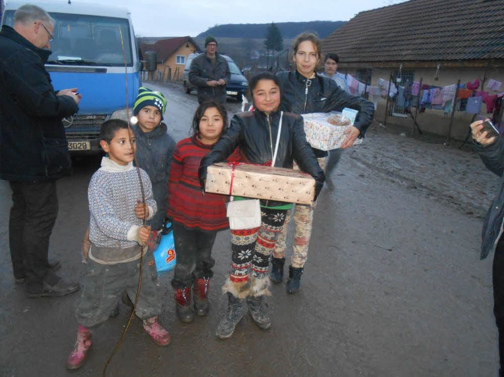 2111 Päcken, die in Deutschland abgegeben wurden, konnten in Laslea an Kinder und Eltern verteilt werden.