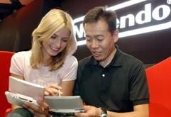 Posen für Fotojournalisten: Eva Padberg, im Hauptberuf Model, und der Spieleentwickler Hideki Konno spielen am Mittwoch (17. August 2005) auf der «Games Convention» in Leipzig mit dem Gameboy-Nachfolger «Nintendo DS». (Foto: dpa)