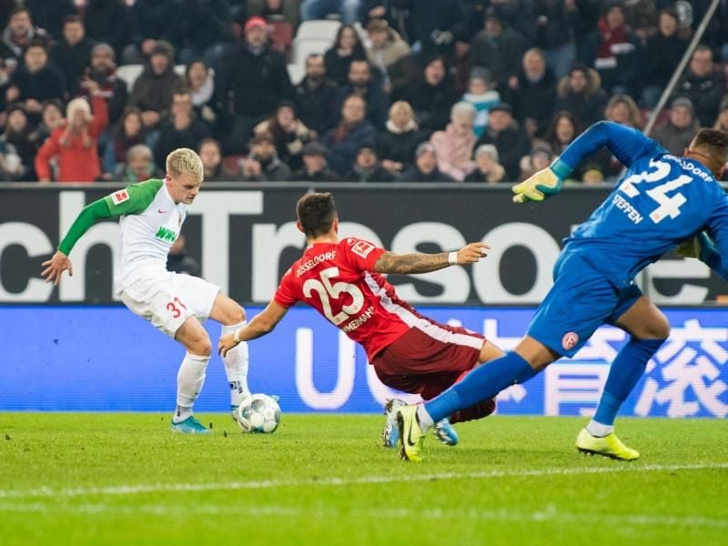 Philipp Max (l) brachte den FC Augsburg mit seinem Tor zum 1:0 auf die Siegerstraße gegen Düsseldorf. Foto: Tom Weller/dpa