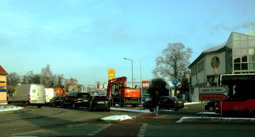 Wieder zugestellt ist der Kreisverkehr in Jessen. Der Bus (rechts) kann aus der Wittenberger Straße nicht einfahren.
