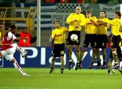 Henry erzielt per Freistoss den zwischenzeitlichen Führungstreffer.