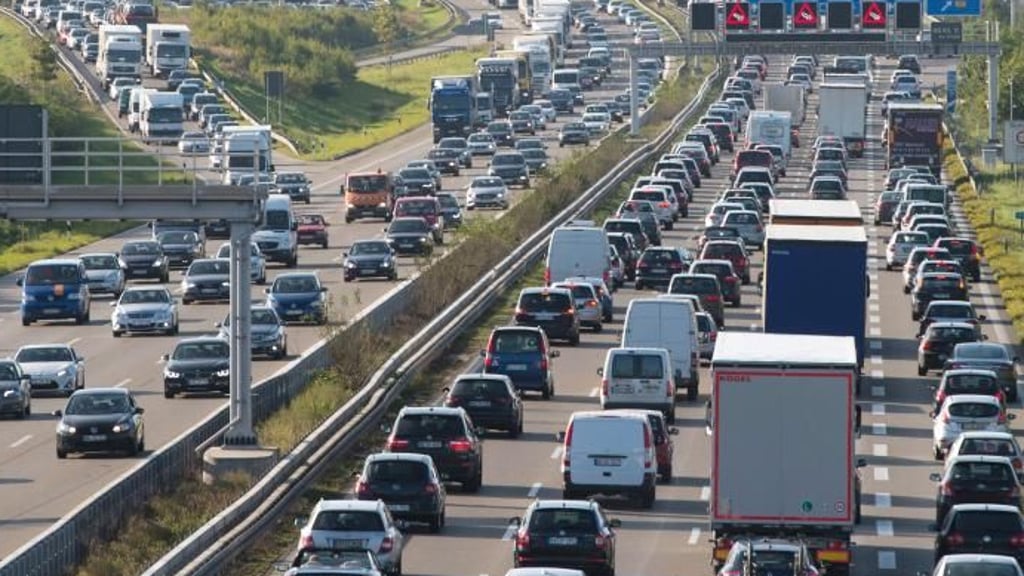 Auf der A2 fuhr ein 53-Jähriger auf ein Stauende auf. Zwei Kinder wurden bei dem Unfall verletzt.