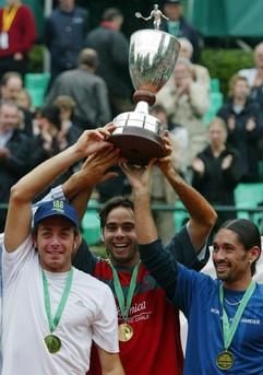 Die chilenischen Tennisprofis Nicolas Massu, Fernando Gonzalez und Marcelo Rios (v.l.) jubeln am Samstag (24.05.2003) im Düsseldorfer Rochusclub mit der Siegertrophäe über den Gewinn des World Team Cup. Im Finale gegen Tschechien holten Gonzalez und Massu im Doppel den entscheidenden Punkt zum 2:1. Gonzalez und Massu siegten 6:4, 6:2 über Jiri Novak und Radek Stepanek. (Foto: dpa)