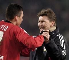 Klaus Augenthaler (r), der Trainer von Bayer Leverkusen, freut sich nach dem Spiel mit dem Spieler Lucio (l) über den 2:3 Sieg seiner Mannschaft. (Foto: dpa)