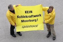 Aktivisten von Greenpeace halten anlässlich der Koalitionsverhandlungen von GAL und CDU in Hamburg ein Transparent mit der Aufschrift «Kein Kohlekraftwerk Moorburg!» hoch. (Foto: dpa)