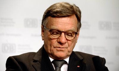 Hartmut Mehdorn, Vorstandsvorsitzender der Deutschen Bahn AG, gibt am Freitag in Berlin im Bahntower eine Pressekonferenz. (FOTO: DPA)