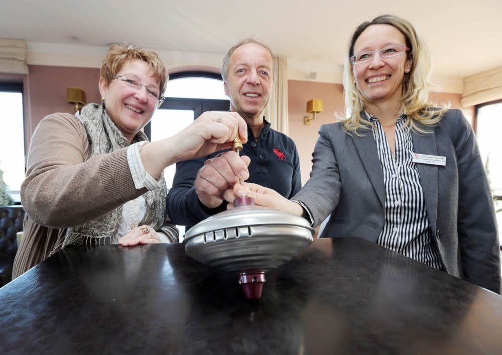 Agenturchefin Sabine Edner, Unternehmer Andreas Beuster und Jary Hicksch von der Agenturgeschäftsstelle Bitterfeld mit dem Brummkreisel als Symbol für das neue Jobbeschaffungsprojekt.