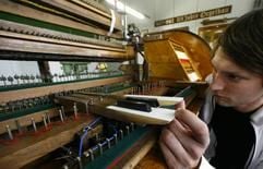 Ein Mitarbeiter der Firma Orgelbau Sauer arbeitet in der Werkstatt der Traditionsfirma in Müllrose an der Klaviatur der Sauer-Orgel opus 1451 aus dem Jahr 1931 des Franziskanerklosters Opole in Polen. (Foto: ddp)